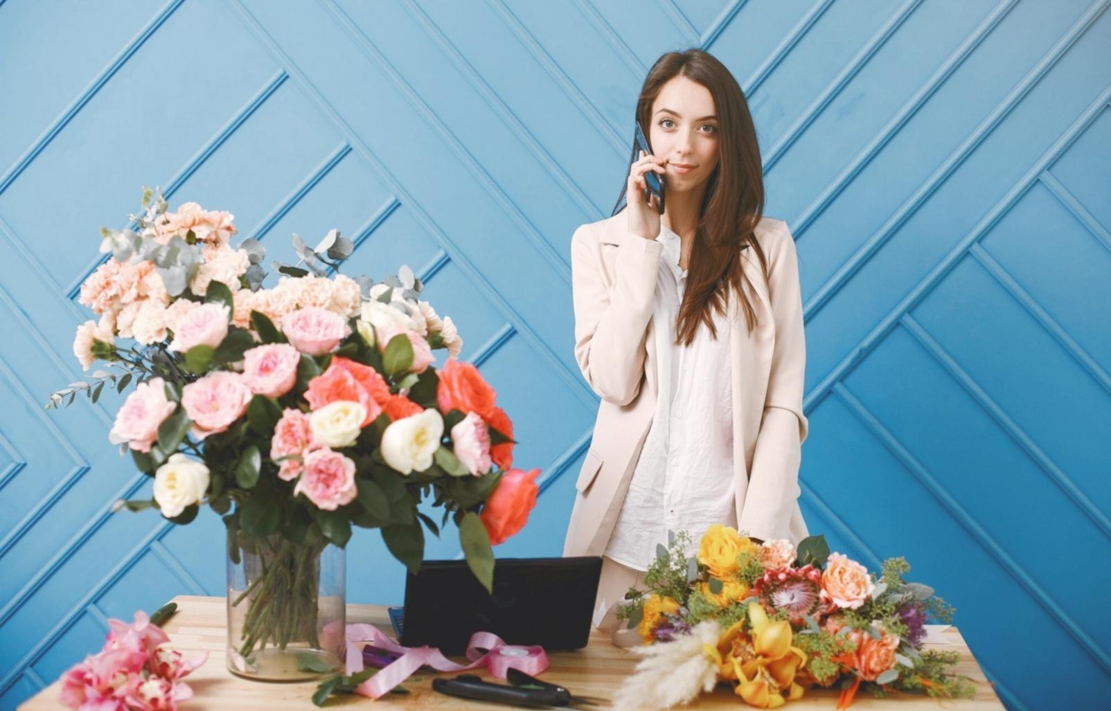 Kalite kontrol sürecinde çiçek seçimi yapan uzman ekibimiz